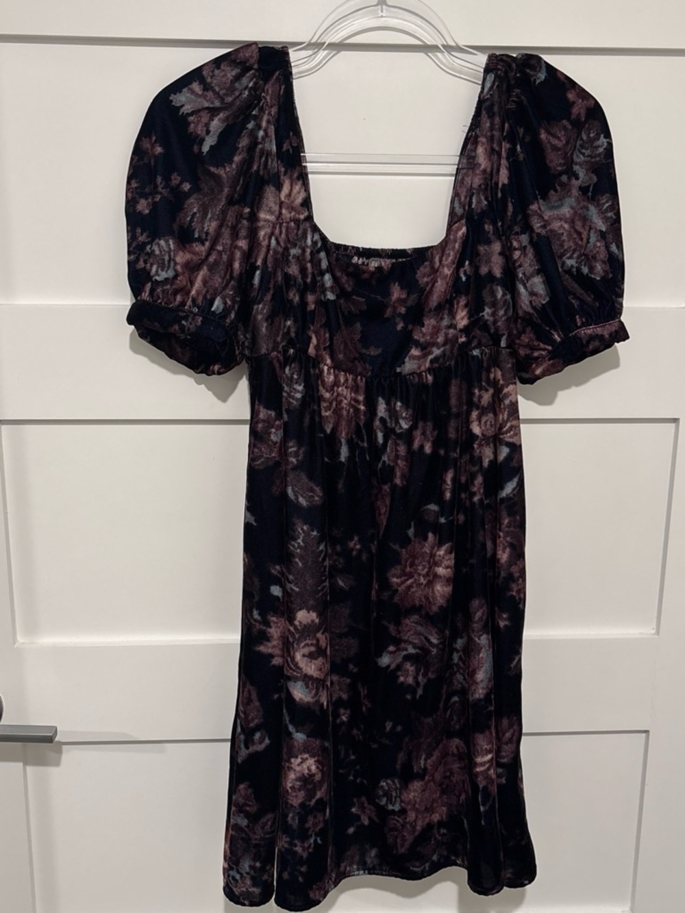 Goth Witchy Floral Velvet Puff Sleeve UO Dress in Plum and Black